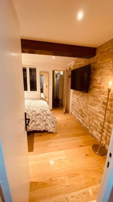 Studio Renove Avec Patio, Coeur Du Centre Ville เบอซองซง ภายนอก รูปภาพ