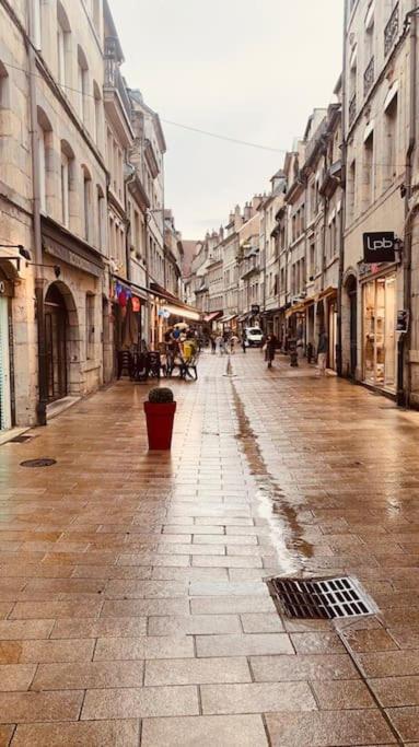 Studio Renove Avec Patio, Coeur Du Centre Ville เบอซองซง ภายนอก รูปภาพ